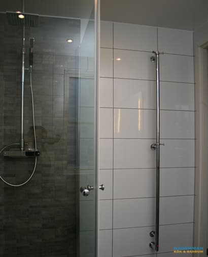 Badrum i skiffer med hörntoalett