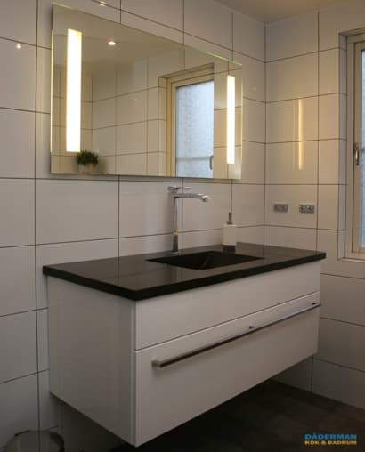 Badrum i skiffer med hörntoalett