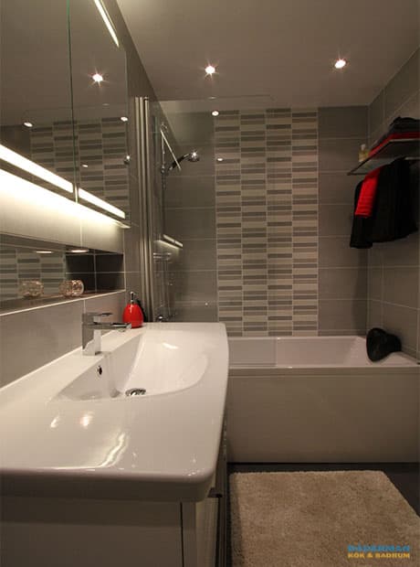 Spegelklädd nisch med spotlights