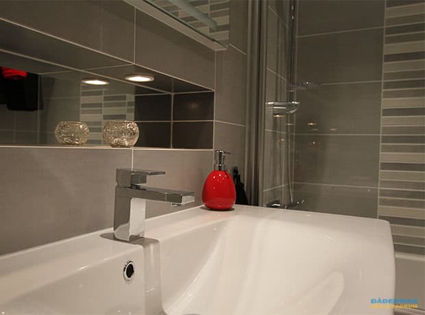 Spegelklädd nisch med spotlights