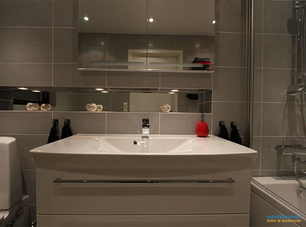 Spegelklädd nisch med spotlights