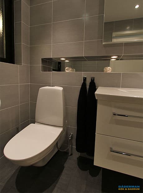 Spegelklädd nisch med spotlights