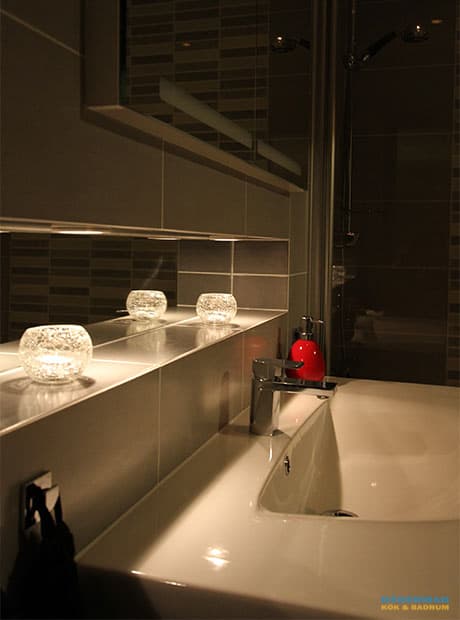 Spegelklädd nisch med spotlights