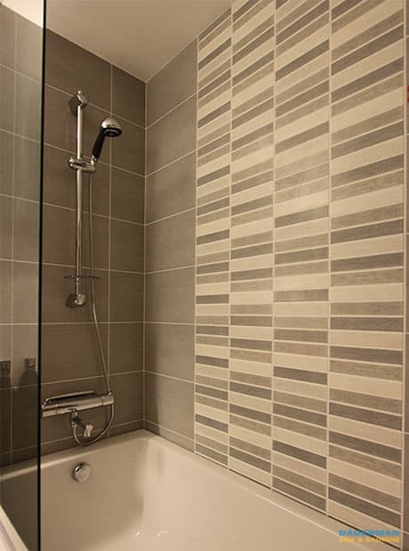 Spegelklädd nisch med spotlights