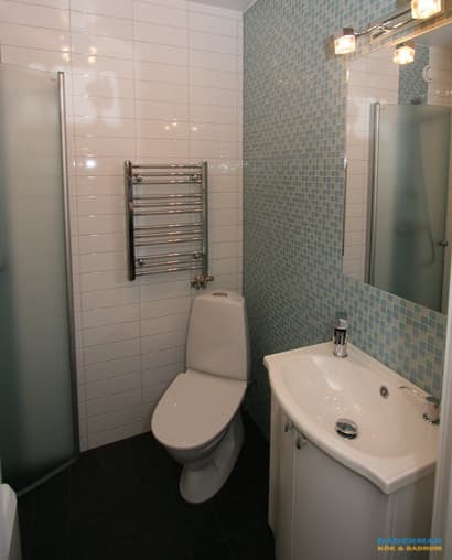 Badrum med blå glasmosaik