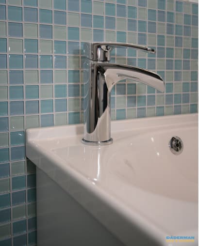 Badrum med blå glasmosaik