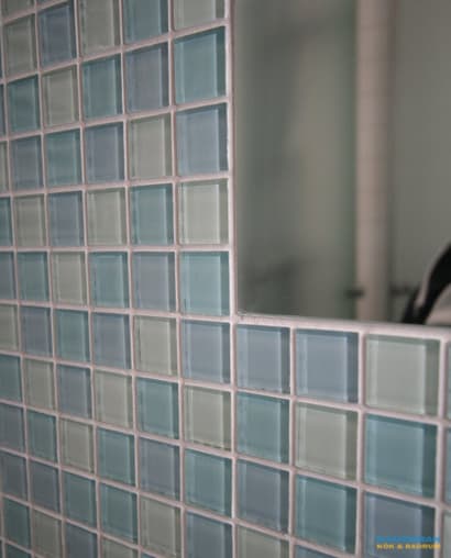 Badrum med blå glasmosaik