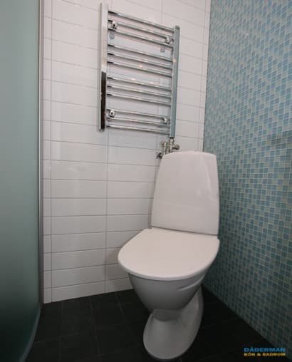 Badrum med blå glasmosaik