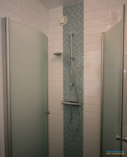 Badrum med blå glasmosaik