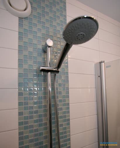 Badrum med blå glasmosaik