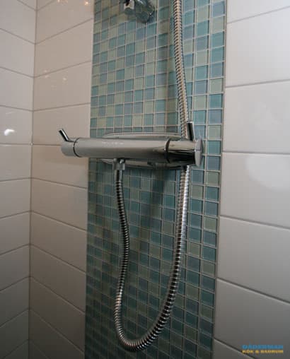 Badrum med blå glasmosaik