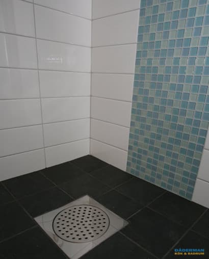 Badrum med blå glasmosaik