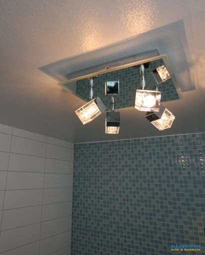 Badrum med blå glasmosaik