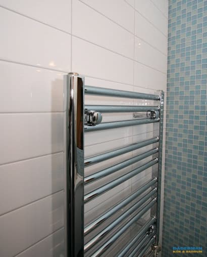 Badrum med blå glasmosaik