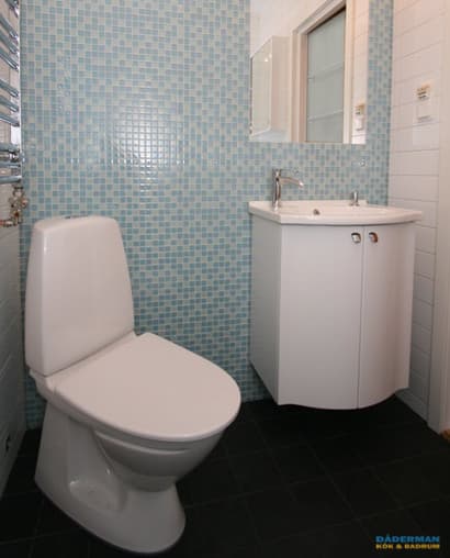 Badrum med blå glasmosaik