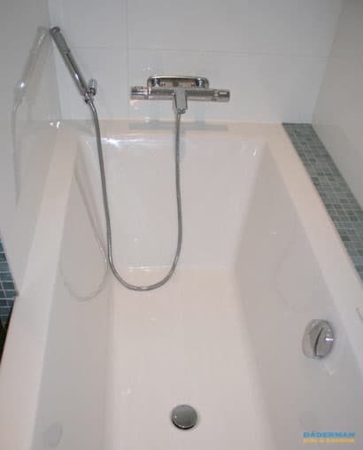 Badrum med blå mosaik och badkar