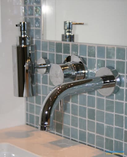 Badrum med blå mosaik och badkar