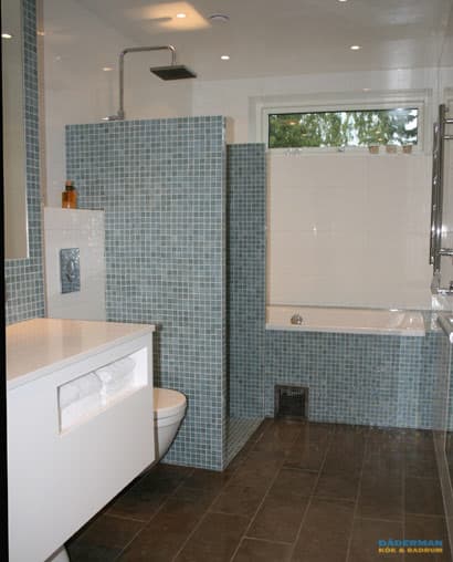 Badrum med blå mosaik och badkar