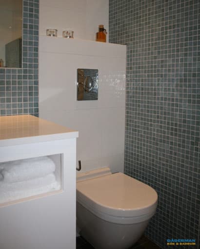 Badrum med blå mosaik och badkar