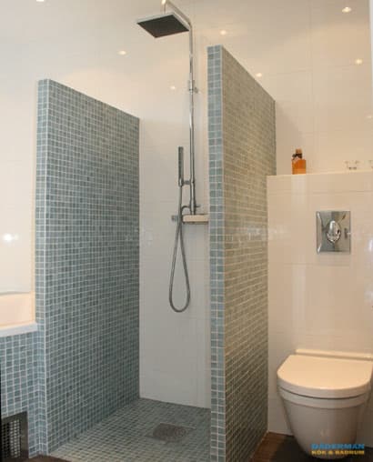 Badrum med blå mosaik och badkar