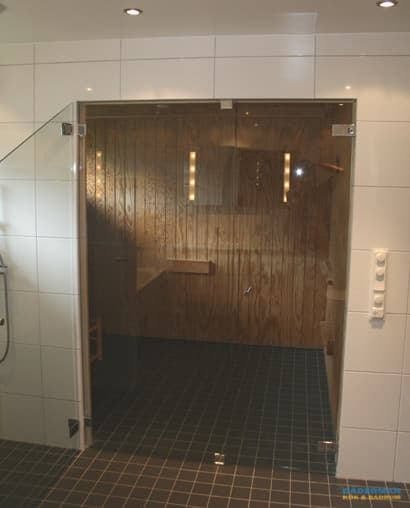 Badrum med blå mosaik och vitt kakel