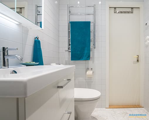 Ljust badrum med mörkblå mosaik