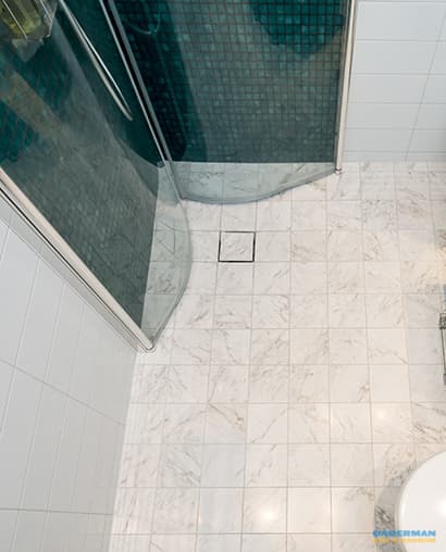 Ljust badrum med mörkblå mosaik