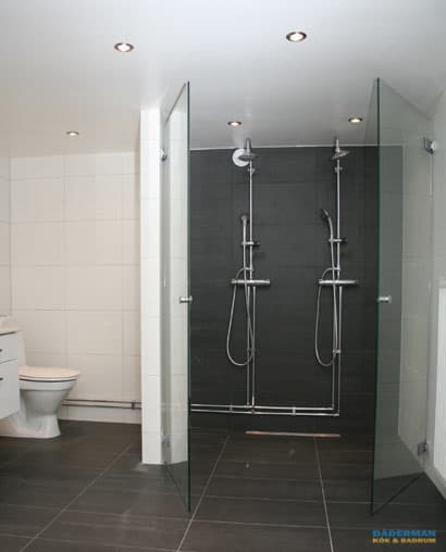 Badrum med dubbeldusch