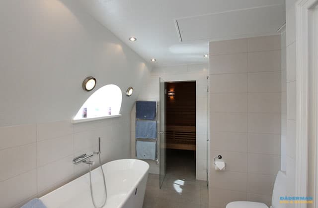 Badrum med exklusiv bastu