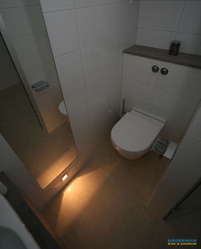 Badrum med exklusiv golvbelysning