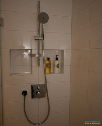 Badrum med exklusiv golvbelysning