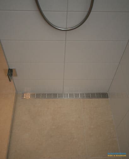 Badrum med exklusiv golvbelysning