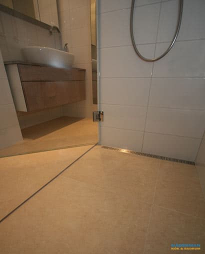 Badrum med exklusiv golvbelysning