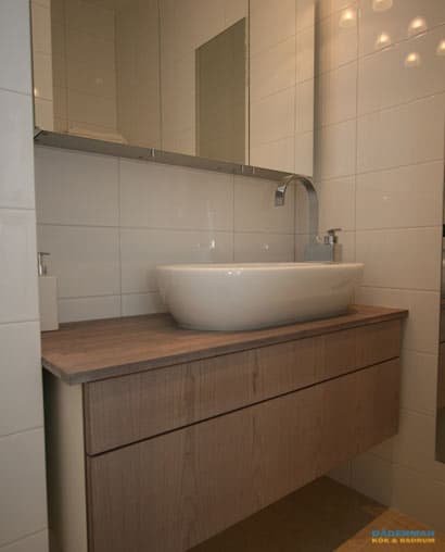 Badrum med exklusiv golvbelysning