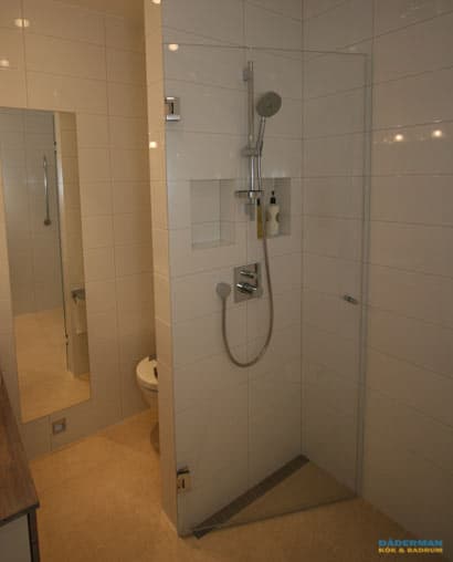 Badrum med exklusiv golvbelysning