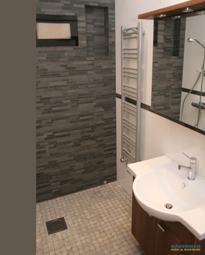 Badrum med fondvägg i grå mosaik