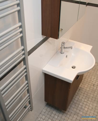 Badrum med fondvägg i grå mosaik