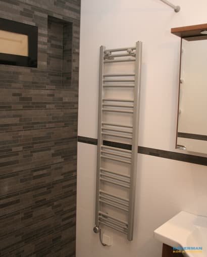 Badrum med fondvägg i grå mosaik