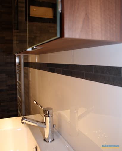 Badrum med fondvägg i grå mosaik