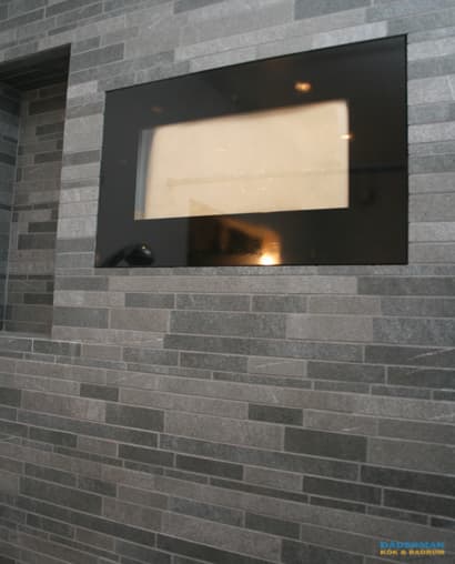 Badrum med fondvägg i grå mosaik