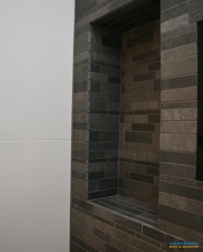 Badrum med fondvägg i grå mosaik