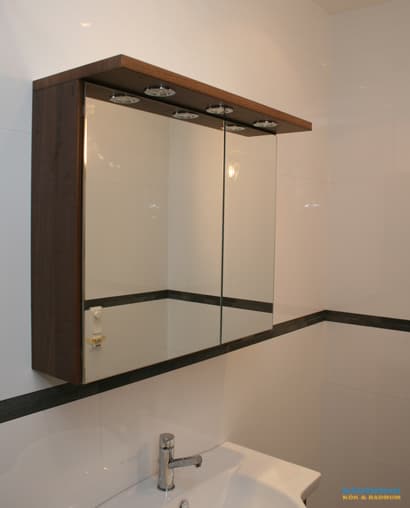 Badrum med fondvägg i grå mosaik