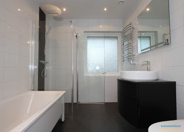 Badrum med fönster i frostad glas