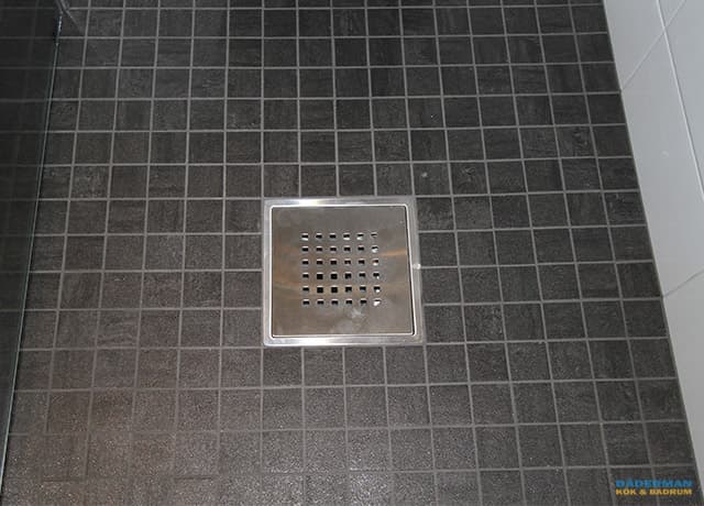 Badrum med fönster i frostad glas