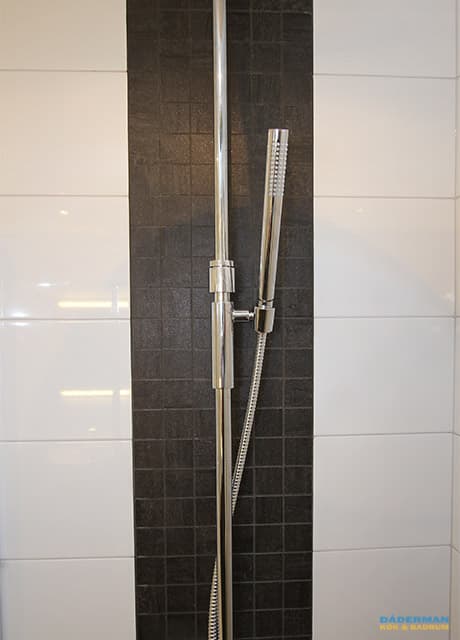 Badrum med fönster i frostad glas