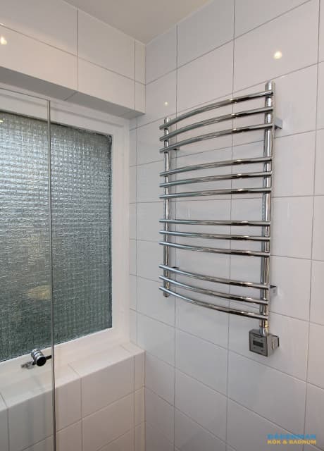 Badrum med fönster i frostad glas