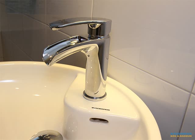 Badrum med fönster i frostad glas