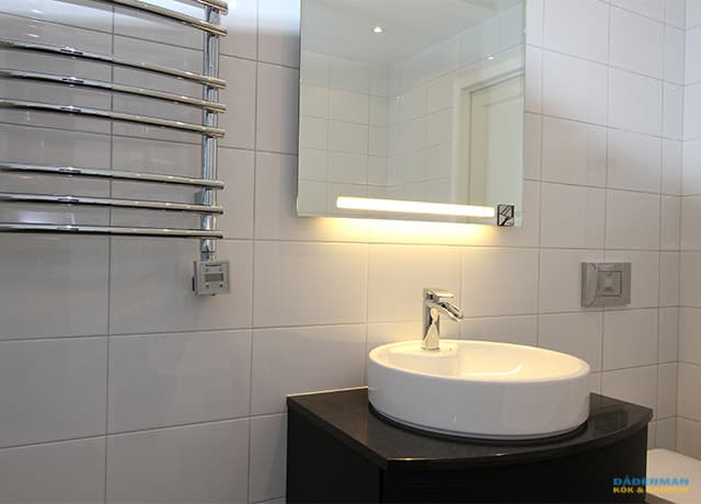 Badrum med fönster i frostad glas