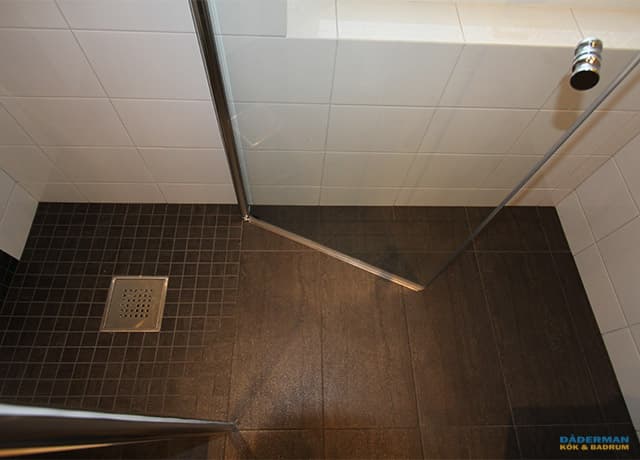 Badrum med fönster i frostad glas