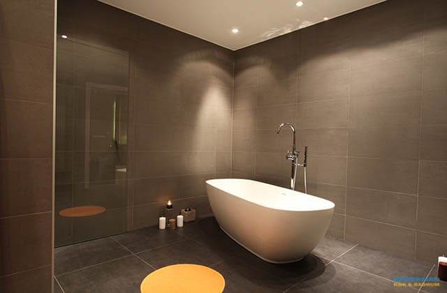 Badrum med fristående badkar